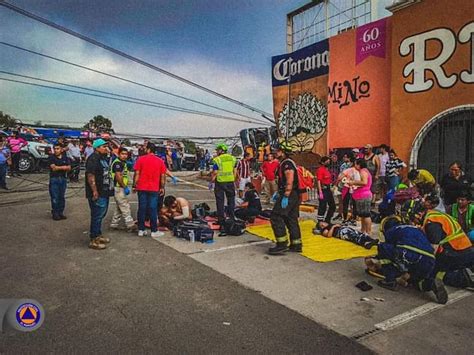 Brutal accidente entre camión de pasajeros y auto compacto deja 3