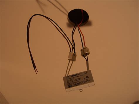 Dazu kommt, dass leds teurer sind und ich finde weiterhin das licht. Halogen Einbauspot in Zwischendecke einbauen - Elektricks.com