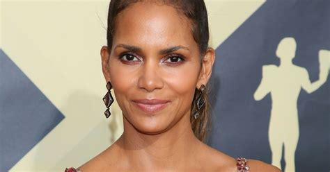 Halle Berry 53 Strips Completely Nude For Eye Popping Pillow Challenge Trend Daily Star
