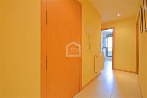 Amplio piso de 80 m2 con 3 dormitorios, salón con acceso a terraza, cocina equipada y amueblada, 1 cuarto de baño completo. | Piso en alquiler en Alcorcón de 92 m2