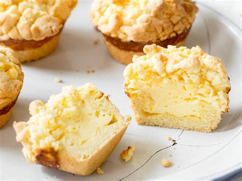 Die typischen grundteige wie rührteig, biskuitteig und mürbeteig, lassen ein paar frische früchte, nüsse oder schokoladenstücken hinzufügen schon ist der kuchen fertig. Kleine Seelenschmeichler: Käsekuchen-Muffins mit Streuseln ...