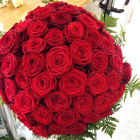 E' un bouquet fantastico con cui condividere i tuoi sentimenti più profondi e ravvivare la passione, sia per. Bouquet 50 rose rosse | Piante & Fiori LaChiesetta