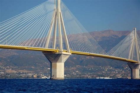 Περνόντας από το ρίο στο αντίριο με το καραβάκι η θέα της εντυπωσιακής γέφυρας αποζημιώνει και με το παραπάνω τον παραπάνω χρόνο διάσχισης του στενού θαλάσσιου περάσματος. Σπαράζει καρδιές το σημείωμα του 29χρονου που έπεσε από ...