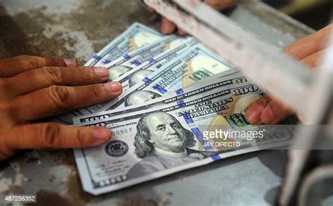 Philippine Peso To Us Dollars Foto E Immagini Stock Getty Images