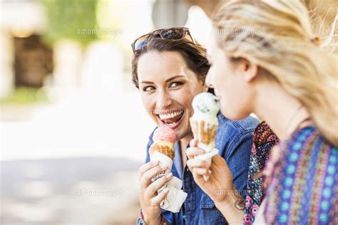 Friends Holding Ice Cream Cone Smiling 11015282768 の写真素材・イラスト素材｜アマナイメージズ