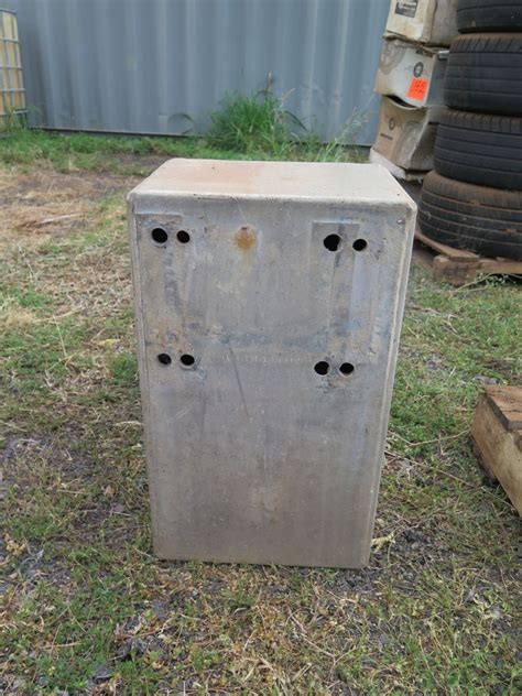 Genuine Merritt Saddle Box Aluminum Step Box   Oahu Auctions