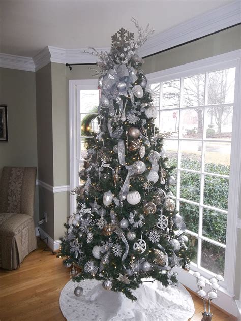 2030 Silver And White Christmas Tree Decorating Ideas