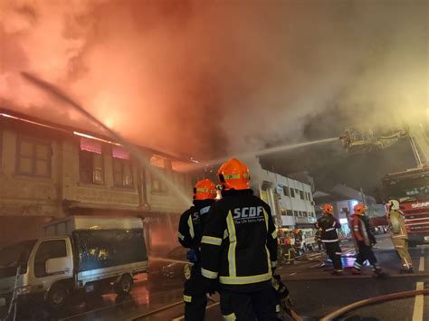 massive fire in geylang engulfs 7 shophouses scdf scrambles 60 firefighters to scene