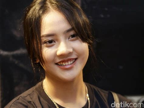 Wulan guritno memang sudah lama bersahabat dengan dian, dan mereka baru aja janjian untuk pergi bareng ke salon langganan mereka untuk sekedar ngobrol dan melakukan perawatan rutin terhadap tubuh mereka yang pastinya merupakan modal utama dua artis cantik ini di dunia entertainment. review terbaru: Umur Anya Geraldine Berapa