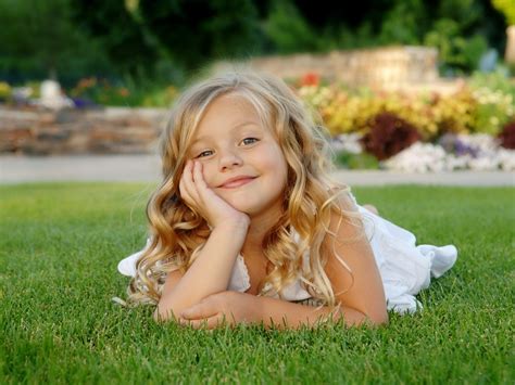 Wallpaper Little Girl On Grass 1920x1200 Hd Picture Image Erofound