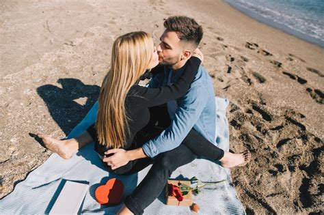 Casal Apaixonado Se Beijando Na Praia Foto Grátis