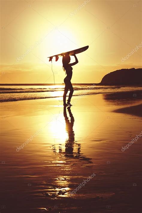 Fille Jeune Internaute Attrayant Avec Planche De Surf à La Plage