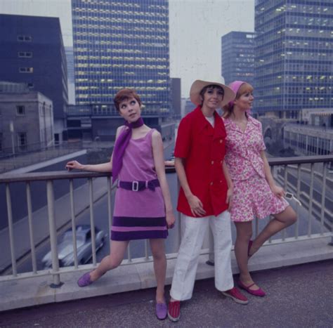 these stunning photos show london s fabulous street style in the 1960s oldeng oldengland