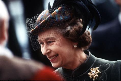 La reine élisabeth ii, le monarque ayant régné le plus longtemps sur l'angleterre, est reconnue pour ses chapeaux originaux et colorés. Elizabeth II, toutes ces erreurs de style qu'on lui a pardonnées | Elizabeth ii, Reine d ...