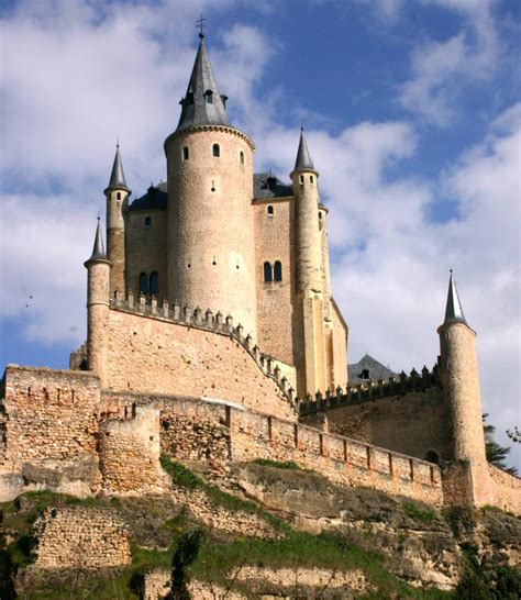 Live alcazar è musica, teatro, arte, proiezioni d'essai e un hostaria con vista performance, per vivere ogni sera emozioni 100% live. The Alcázar of Segovia, Spain - | Amazing Places
