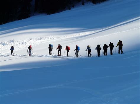 varios gente caminar montaña nevada esquí de travesía caminata de invierno caminata