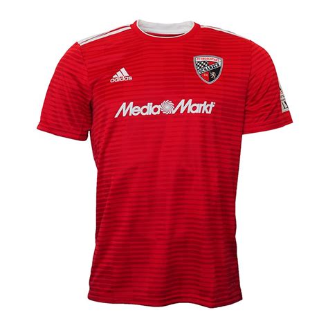 Odabas ist zwar am stürmer der schanzer dran, doch kann den nicht am abschluss hindern. adidas FC Ingolstadt 04 Trikot Home Rot 2018/2019 ...