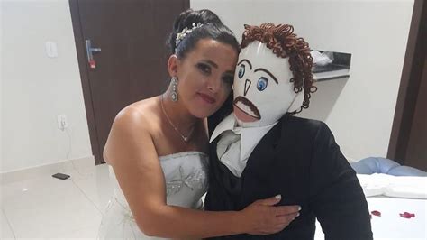 Mujer se casó con un muñeco de trapo y reveló que ya tienen un hijo