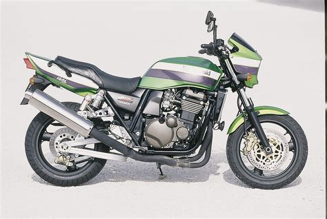 The kawasaki zrx1200r '05 is a street bike produced by kawasaki. Kawasaki ZRX 1200 R : Rétro costaud - Moto-Station
