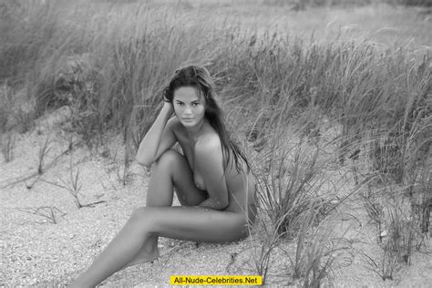 Chrissy Teigen Nue Dans Beach Babes