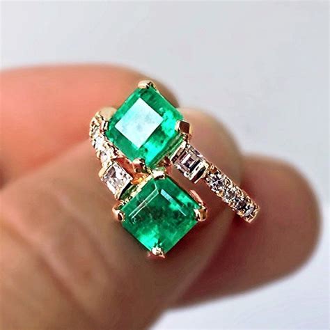 4 10 Carats Bypass Ring With Natural Fine Colombian Emerald Diamond