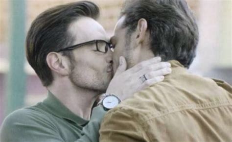 El Polémico Beso Gay De Papá A Toda Madre ¡no Es Para Tanto Hector