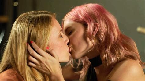 Emma Bell Paige Elkington Sexy Lesbian Kiss Relationship Status 4 Pics  And Video