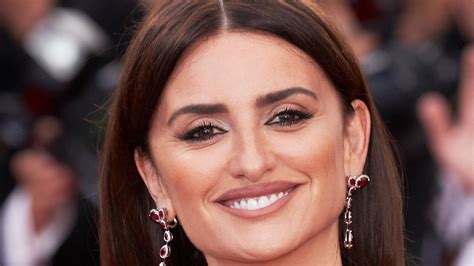 the foundation that the american crime story makeup artist always used on penelope cruz