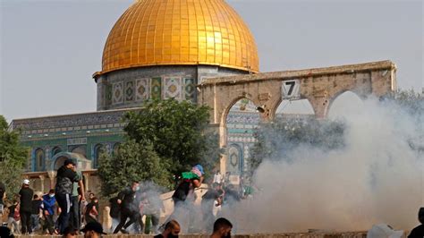 In Pictures Violence Erupts After Israeli Forces Raid Al Aqsa Compound