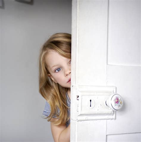 Girl Peeking Head Around Door Diari Wanita