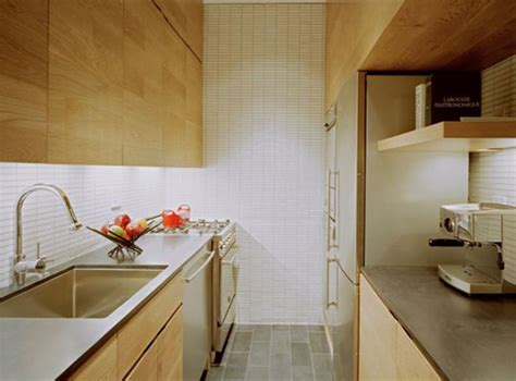 Buatmu yang sedang cari inspirasinya, berikut hipwee tips bagikan beberapa penataan dapur dan meja makan jadi satu agar praktis dan lebih maksimal penggunaan ruanganmu. Desain Dapur Double Line Solusi Untuk Ruang Dapur kecil ...