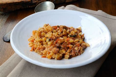 In questa parte del sito trovi una vera e propria enciclopedia degli alimenti.origine, proprietà nutrizionali, calorie, guida all'acquisto di tutti i cibi. Fregola con funghi e salsiccia ricetta sarda | Ricetta ...