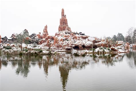 Photos Watch Disneyland Paris Turn Into A Winter Wonderland Disney