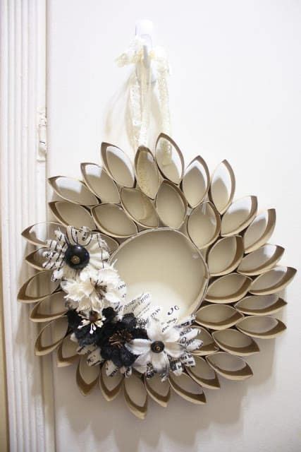 8 Beautiful Christmas Wreaths Made With Recycled Toilet Paper Rolls