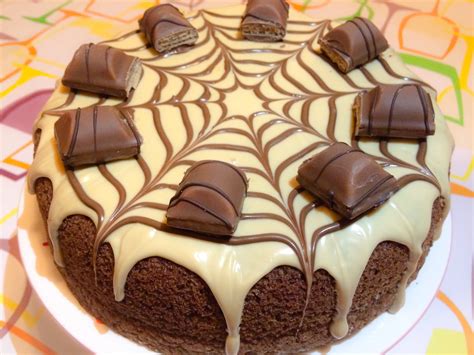 La torta kinder bueno è un dolce golosissimo preparato come una crostata morbida. Torta kinder bueno