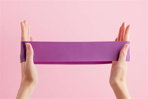 Posizione eretta, con i piedi divaricati a larghezza delle spalle, sopra la fascia. Esercizi con elastici più efficaci: quali sono e come ...