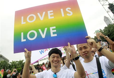 taiwan becomes the first country in asia to rule in favor of same sex marriage koreaboo