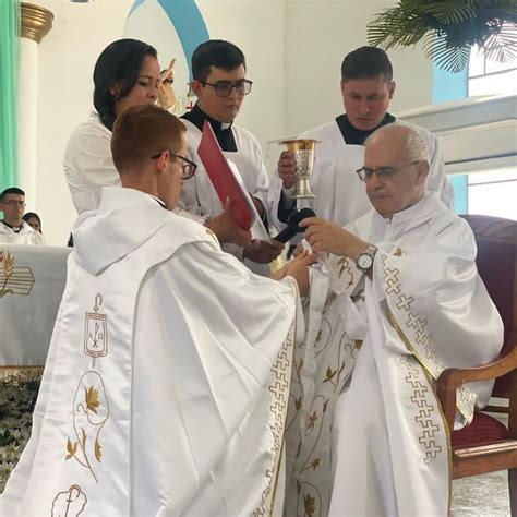 Ordenado Nuevo Sacerdote En La Diócesis De San Cristóbal