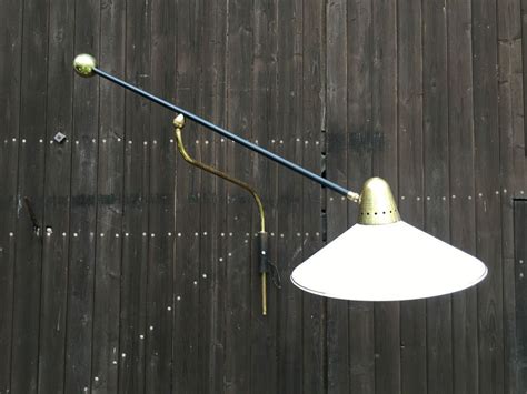 The fascination of this luminaire, which is over two metres long and dimmable, stems from the spareness of its materials and forms. Applique lampe potence Arlus vintage mid century design ...