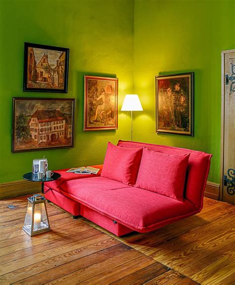 Wirtschaftsexpertin sandra navidi erzählt auf dem roten sofa, wie das. rotes sofa - Google-Suche | Wohnen, Schlafsofa, Sofa