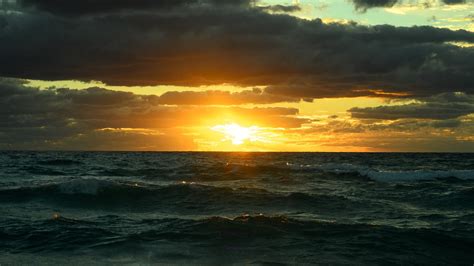 A Symphony of Colors: The Enchanting Beauty of Sunrise Captured in