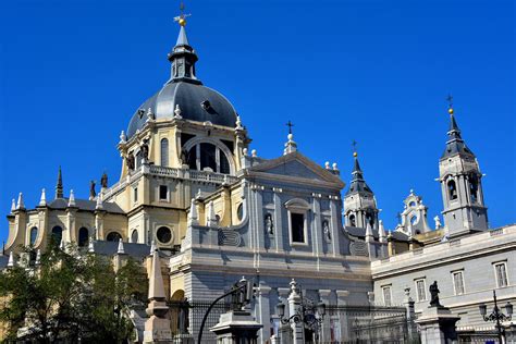 Katso, millaisia toimintoja sivua hallinnoivat ja sisältöä julkaisevat ihmiset tekevät. Almudena Cathedral in Madrid, Spain - Encircle Photos