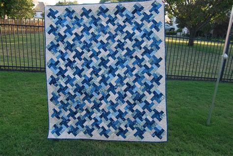 a monochromatic take on jen kingwell s bonnie lass quilt two color quilts laundry basket