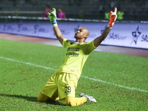 Penjaga gol terengganu fc, mohd suffian ab rahman meninggal dunia pukul 1 petang tadi akibat sakit jantung. Penjaga Gol Terengganu FC Suffian Abdul Rahman Meninggal Dunia