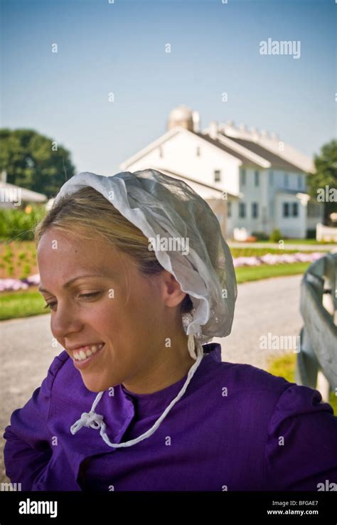 Young Amish Women In Lancaster Pa Housewives Stock Photo Alamy