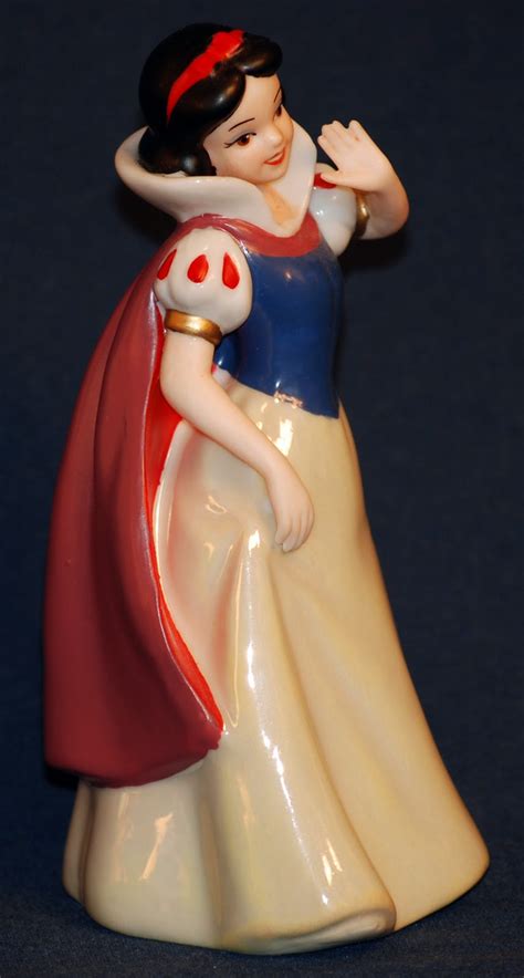 Filmic Light Snow White Archive Snow White And Queen Theme Park Figurines