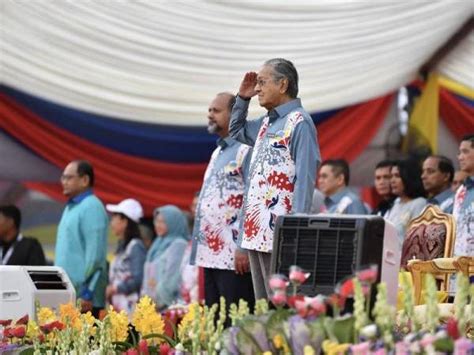 Selain itu konsep kerajaan bersih, cekap dan amanah serta nilai murni lain diterapkan dalam pentadbiran awam supaya menjadi pegangan.10 bertepatan dengan dasar pandang ke timur yang ingin meniru budaya kerja serta sikap orang jepun dan korea, maka telah diperkenalkan penggunaan. Sayangi Malaysiaku: Malaysia Bersih terap patriotisme ...