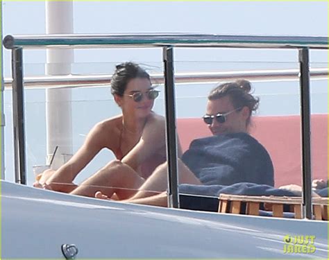 Kendall Jenner And Harry Styles Show Major Pda On A Yacht See The Photos Photo 910354 Photo