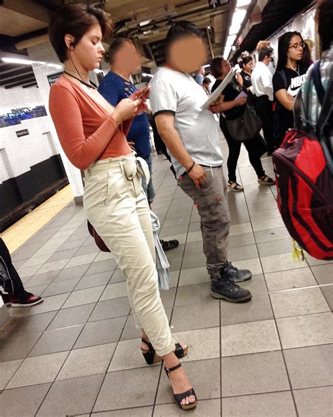 braless hottie on the nyc subway voyeur photo 13 19