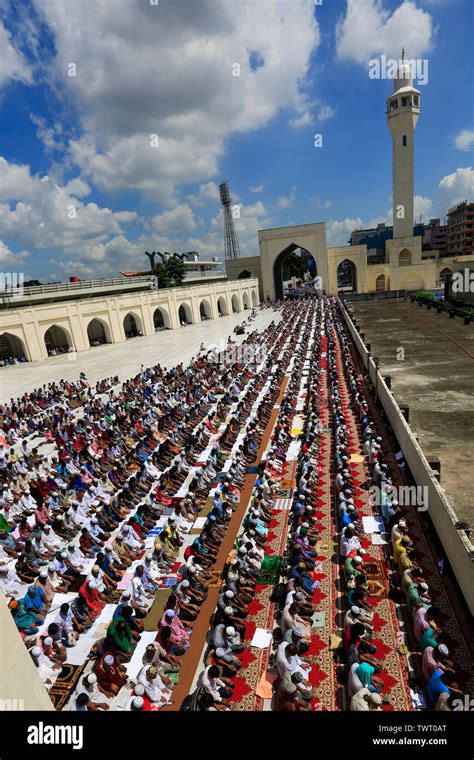 Los Musulmanes Ofrecen Eid Ul Fitr Oraciones En La Mezquita Nacional